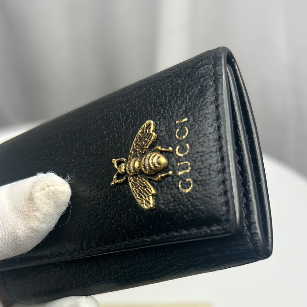 GUCCI Black Leather six key holder with Gold Bee - Picture 9 of 10